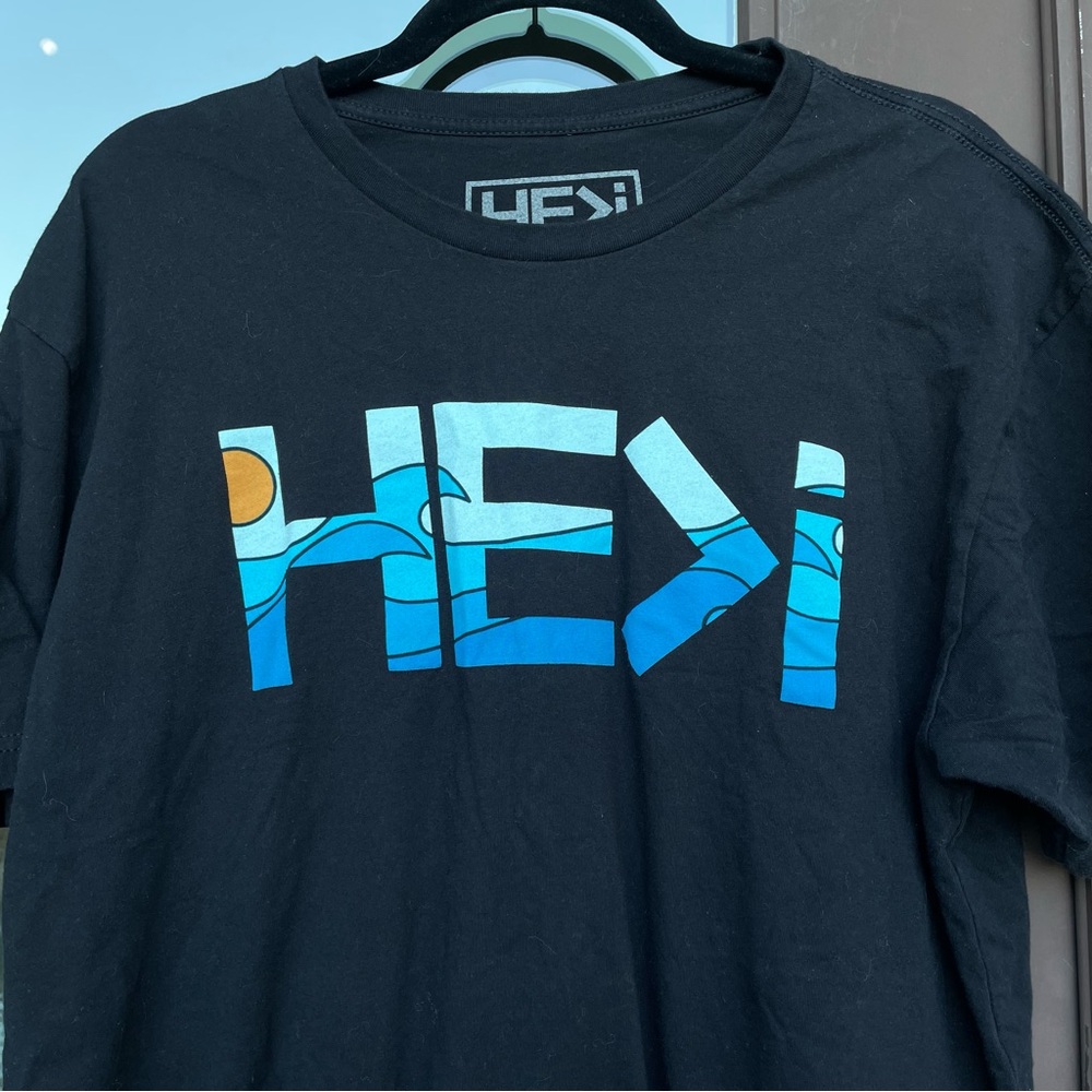 HE>i Black with Beach Logo Graphic Tee XL